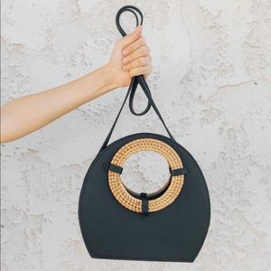 soludos rio crossbody in black